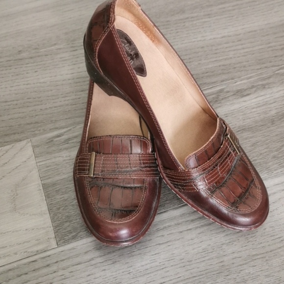 Clarks womens Artisan brown leather crocodile embossed loafer. Size 10M - Picture 2 of 7